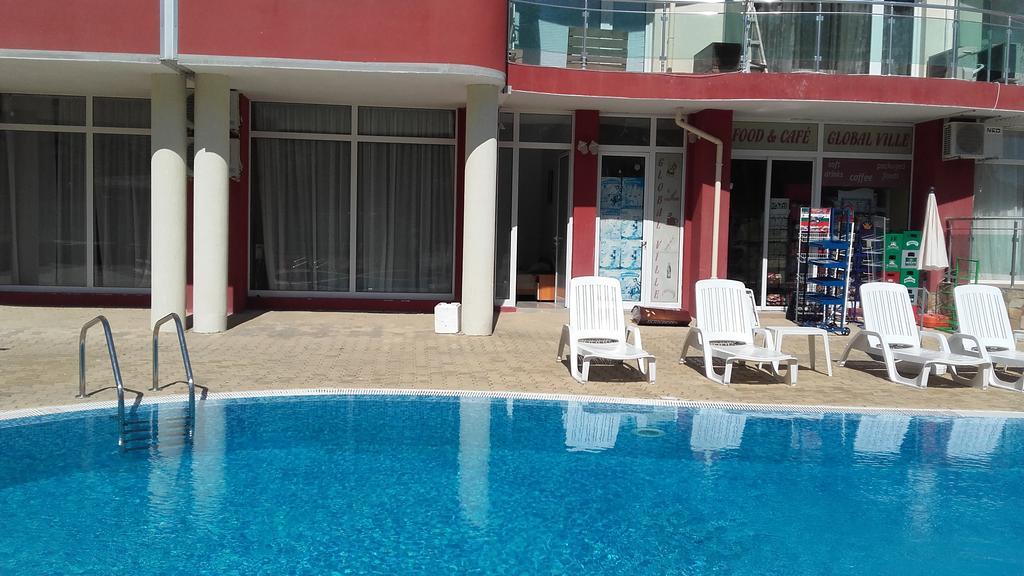 Global Ville Apartcomplex Pantai Sunny Bagian luar foto