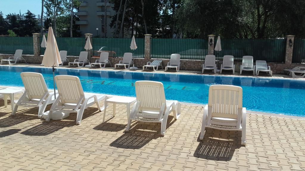 Global Ville Apartcomplex Pantai Sunny Bagian luar foto